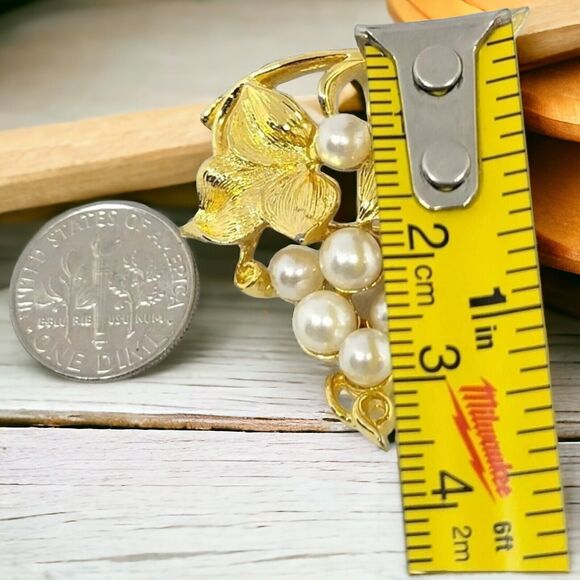Lisner Leaf Grape Brooch Clustered Imitation White Pearls Gold Tone Finish Vtg - Picture 8 of 10
